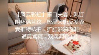 漂亮长发美女仔细的擦被自己污染的内裤