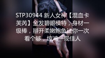 白富美极品性感美少妇寂寞难耐洗澡时被司机偷看后竟直接把他叫进来吃鸡巴啪啪,趴在露天窗户上一字马狠狠干