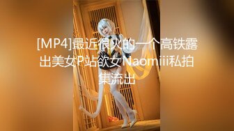 《魔手外购极品CP》快餐店女厕定点全景偸拍络绎不绝的小姐姐方便，几款阴毛挺性感，小美女抠逼闻闻味儿