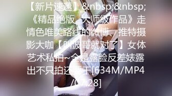 [MP4/ 96M] 老公现场指挥：站到床上嘛，她前面吃，后面也得艹，多舒服呀 ，老婆够喜欢，被艹的嗷嗷叫床，很享受