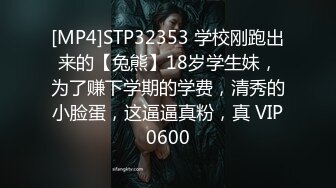 ☝三个开放的漂亮妞就在路边墙角尿尿，也不搞东西遮挡一下BB✌✌